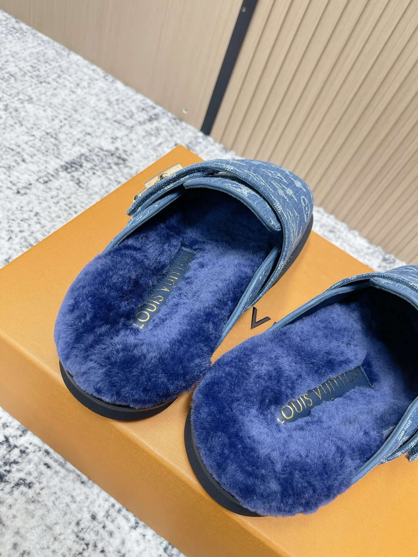 [L Home] P: 500💰 Size: 35-46 (female 40.41, male 45 46 custom-made) Top version Louis vuitton Lv top version LV couple's wool slippers New couple's Birkenstock slippers Cute and loveable, the foot feel is not too good Simple and high-end Sling-hee design Ready to wear and go Good news for lazy people Upper imported cowhide/imported old floral cloth Original hardware buckle, original molded high-density foam outsole Fabric: Yangjing/classic jacquard fabric Lining: imported wool lining Sole: original foam combination sole